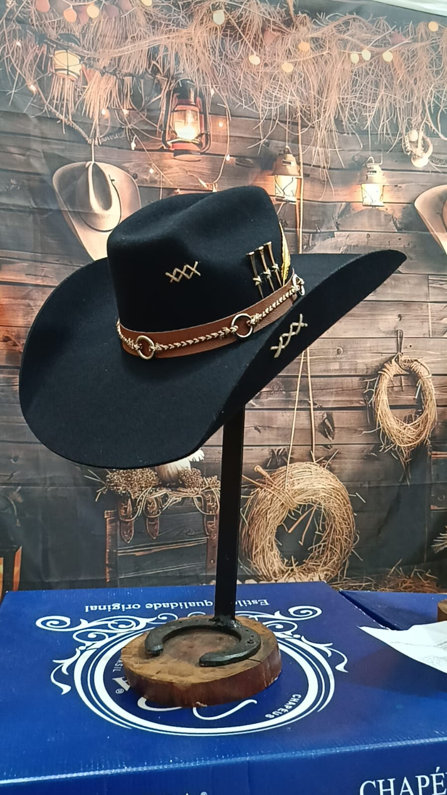 Chapéu 3 Cravos Dourado Americano Customizado Preto